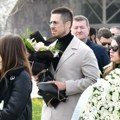 (Video) Nikola Rokvić na sahrani ćerke fudbalera: Pevač došao da isprati Žanu Okuku u rukama nosi buket belog cveća