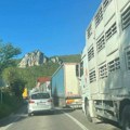 Kolaps na putu ka Crnoj Gori: Kilometarska kolona teretnjaka kod Prijepolja, dešava se jedna opasna stvar