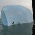 Snimak koji ledi krv u žilama: Istraživači na santi leda zamalo poginuli: Ledeni breg se prevrnuo, samo jedno ih je spasilo…
