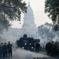 Tuča u Buenos Ajresu tokom demonstracija protiv ekonomskih reformi predsednika Argentine