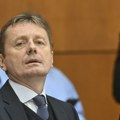 „Akcionari Laste pozvani da prodaju svoje akcije konkurentskoj kompaniji koja se dovodi u vezu s ministrom Darkom…