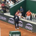 VIDEO Pogledajte šta je Novak radio dugo nakon što se meč završio: Zbog njih je preskočio ogradu, jurilo ga obezbeđenje