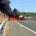 Drama na autoputu: Vozilo zapaljeno stoji u zaustavnoj traci (video)