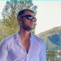 Slavlje u domu našeg pevača! Jakom porukom svetu pokazao koliko je voli: ''Za svaku puštenu suzu''