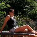 Turisti doručkovali u vikendici, a onda - bum! Vozilo im visilo iznad glava, kamera zabeležila jeziv prizor! (foto)