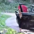 Turisti iz Srbije sa BG tablicama bacili kesu smeća na putu pored Une, lokalci ih naterali da sve pokupe (video)