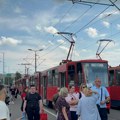 Бахати возач паркирао "смарта" насред шина, па блокирао саобраћај на Булевару: Уследила жустра свађа!