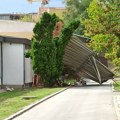 Vetar oštetito pešačku ogradu na nadvožnjaku u Bresnici, odleteo deo krova škole „Toza Dragović“