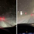 Sneg pada širom Srbije: Pogledajte snimke mećave, kolaps u saobraćaju (Video)
