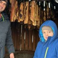 Mirko sa Kablara ima "štek" na kom bi mu pozavideli mnogi: Sa sinovima suši meso na tradicionalan način