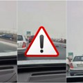 (Video) Pogledajte kako izgleda haos na autoputu kod Nove Pazove, automobili izleteli sa klizavog kolovoza