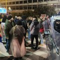 (UŽIVO) Na protestu u Novom Sadu povređeno najmanje troje: Napadnut novinar, studentu razbijena glava, pristalice SNS šutirale…