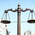 Aktivisti ZLF oblepili trakom novu skulpturu na Terazijama