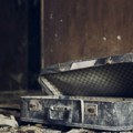 Atinski beskućnik osetio nesnosan smrad, a onda otvorio kofer: Ko je žena čije je telo pronađeno u poodmakloj fazi raspadanja?…