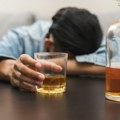 Usamljenost menja mozak i povećava želju za alkoholom? Naučnici otkrili iznenađujući mehanizam