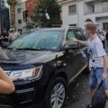 Sukobi ispred parlamenta u Tirani – automobili poslanika zasuti jajima, petoro uhapšenih