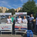 Studenti predstavljaju svoj program na štandu u Mirijevu, štand SNS nekoliko metara dalje