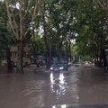 Potop u Nišu: Automobilima samo krov viri iz vode, na mrežama objavljene neverovatne slike sa lica mesta (foto)