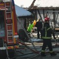 "Čula se jaka eksplozija, a zatim se video gust dim": Veliki požar izbio u trospratnoj kući u Novom Pazaru, vatrogasci…