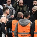 Zastrašujući prizor iz arene! Hrabri košarkaš Partizana stao pred besnog navijača sa tetoviranom glavom! (foto)