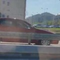 Da li je ovo moguće?! Žena se smeje i vozi kontrasmerom na auto-putu na Novom Beogradu (video)