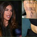 Kaja Ostojić i njen verenik uradili tetovaže sa simbolikom! Pevačica se udaje četvrti put, a evo šta joj sad piše ispod…