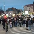 Kragujevac: Nekoliko hiljada ljudi u protestnoj šetnji i blokadi raskrsnice kod Zastavinog solitera