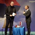 "Dobio sam najlepši poziv": Vučića usred razgovora sa građanima iznenadio jedan Leskovčanin (video)