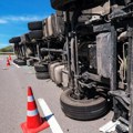 Snimak jezivog udesa u komšiluku: Vozač prebrzao ušao u kružni tok, pa izleteo kroz vetrobran autocisterne