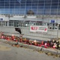 Osuđen muškarac koji je snimljen kako urinira po svećama i cveću za nastradale u padu nadstrešnice
