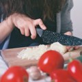 Dok dinstate crni luk dodajte mu ovaj začin Provereni kuvarski trik radi posao