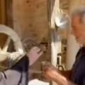 Mel Gibson se krsti na Hilandaru: Iguman ga odveo do bunara Svetog Save, snimak je veoma emotivan Srbima