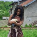 Srpska snajka iz Zulu plemena napravila raj u Malom Crniću kod Požarevca: Oronulu kuću pretvorila u bajku i svakog dana…