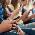 Uvode zabranu mobilnih telefona u školama