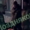 Руски командант побеснео због губитака: Постројио војнике па их извређао а онда брутално претукао одвалио их од батина (видео)