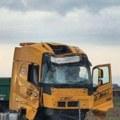 Jeziva nesreća kod Maradika: Kamion probio ogradu na putu, uleteo u suprotnu traku na auto-putu, pa završio u njivi! (foto)