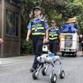 Robotski pas patrolira ulicama Kine