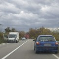 Težak sudar na putu Kragujevac Topola: Kamion i kombi završili smrskani pored puta, više osoba povređeno