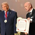 FIFA dodelila Trampu nagradu za mir. Predsednik SAD se zahvalio Melaniji i dodao: Jedna od najvećih počasti u mom životu.