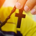 Да ли је исправно носити туђи крст? Многи верници су у страху да не навуку нечију злу судбину - одговор цркве ће вас оставити…