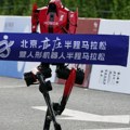 (Foto) Ljudi protiv mašina u Pekingu: Robot "Munja" prvi prešao ciljnu liniju