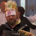Borko Radivojević zapalio mreže: Gosti ga okitili novčanicama, "kruna" od 1.000 evra postala viralna! (Video)