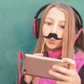 Nacrtaju brkove i "prođu": Neverovatni načini na koje deca varaju stroge internet zabrane