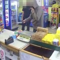 Filmski pokušaj pljačke u Šapcu: Vatrogasac savladao razbojnika i oteo mu nož! (VIDEO)