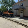 U toku asfaltiranje glavnog ulaza i staza u krugu bolnice "Kovin"