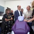 Izbegličku porodicu Vasiljević u Kukujevcima, posetio predsednik Vlade Srbije Macut