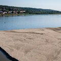 Zbog niskog vodostaja Dunava kod Pakša grade branu i potapaju barže