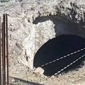Nikome nije jasno čemu služi ovaj tunel kod Prokopa: Crna rupa od 180 metara "izronila" iz zemlje, pa opet nestala