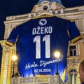 U Sarajevu iznad Večne vatre istaknut veliki dres kapitena BiH Edina Džeka