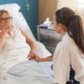 Skandal u susedstvu! Sestra u Kliničkom centru slikala pacijente i ismevala ih u porukama: Slikala i mrtvu ženu u bolničkom…